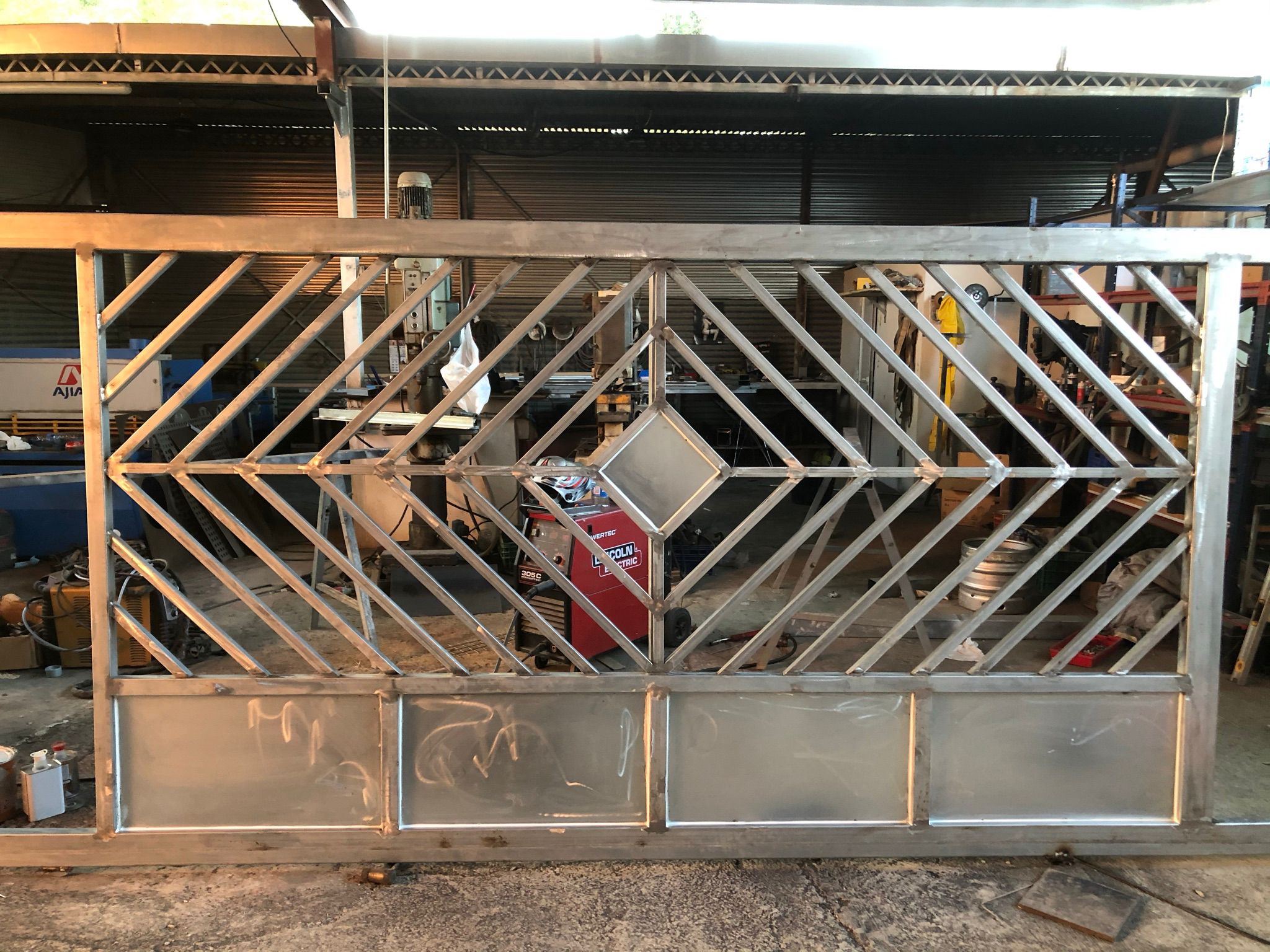 Instalación y pintura de trabajos de herrería en Santa Eulalia